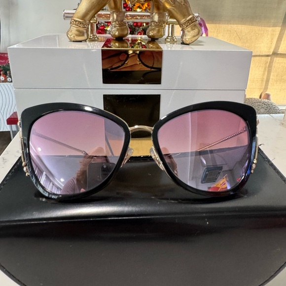 ONE DAY SALE✨

MARC JACOBS cat eye acetate sunglasses ✨ - Picture 6 of 16